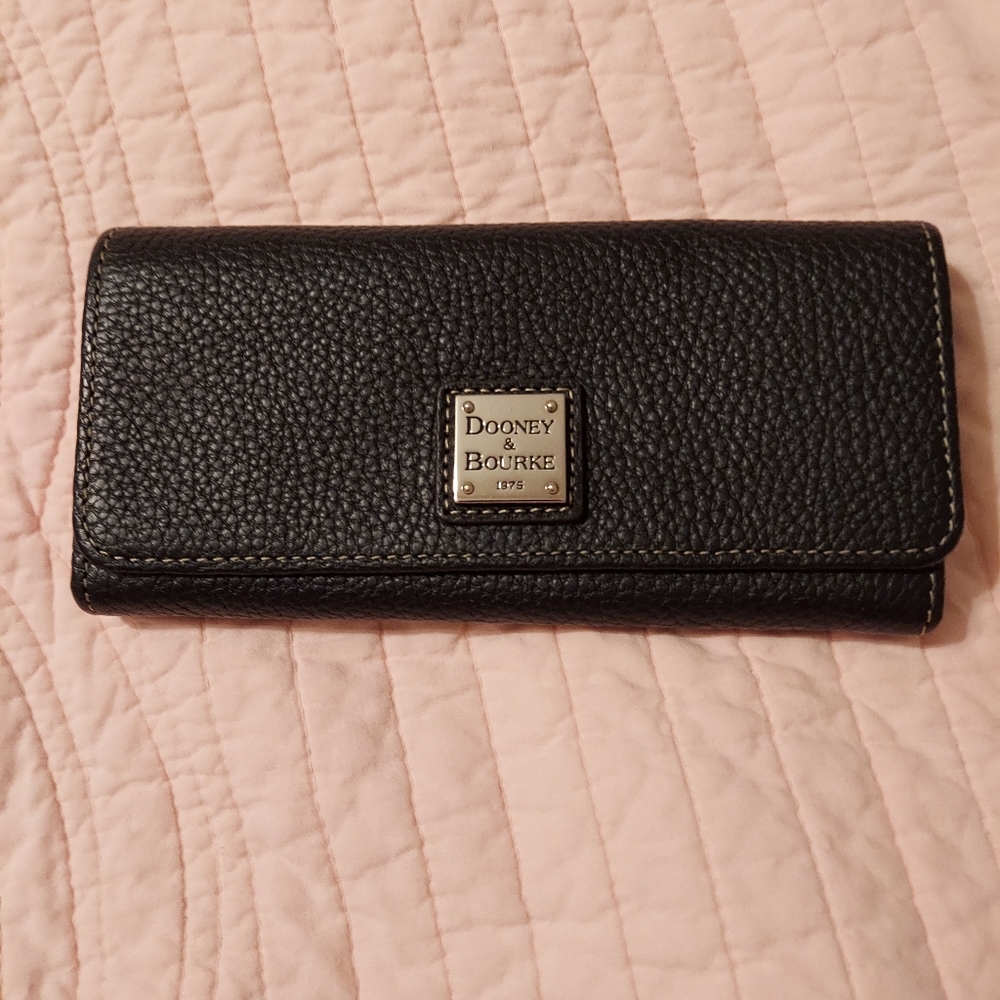Like new Dooney accordian wallet